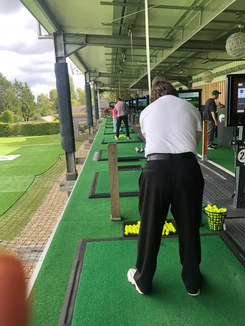 Aktive beim gemeinsamen Training auf der überdachten Driving Range