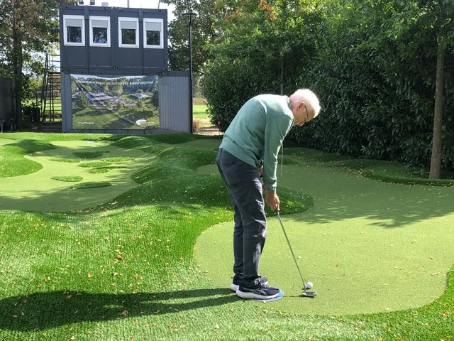Teilnehmer beim Putten auf dem barrierefreien Golfplatz in Hamburg-Moorfleet