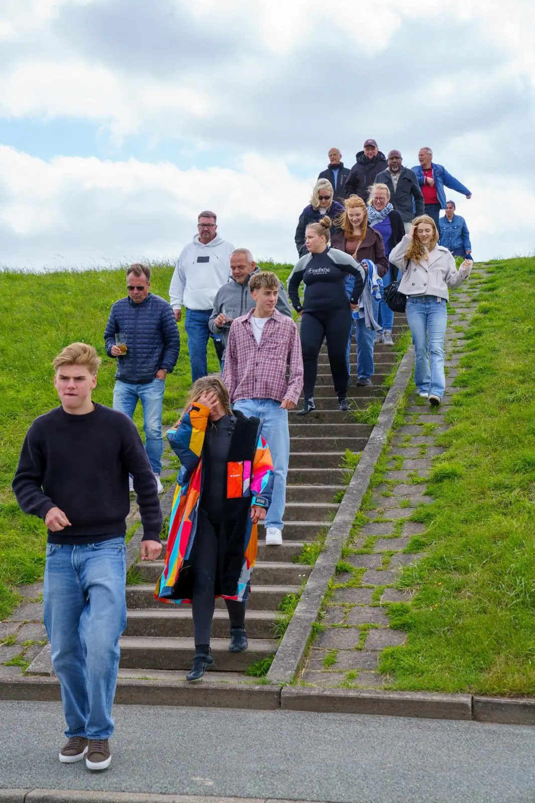 Die Sommerfest-Gruppe kommt über die Deichtreppe zur Wassersportstation