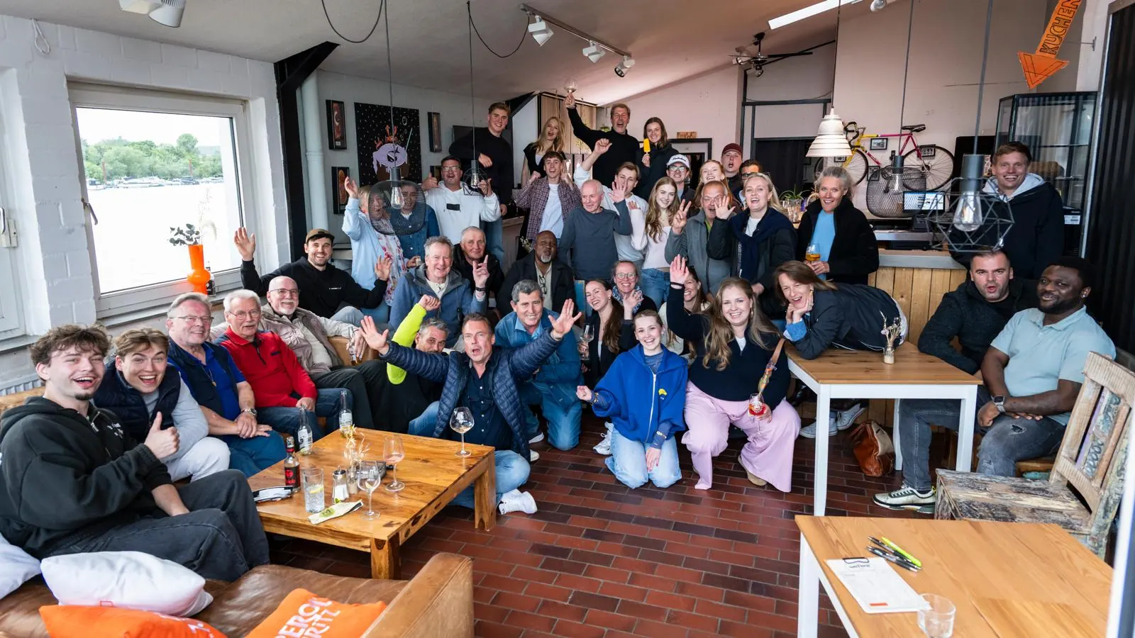 Gruppenfoto des Sommerfests in der Wassersportstation an der Dove-Elbe
