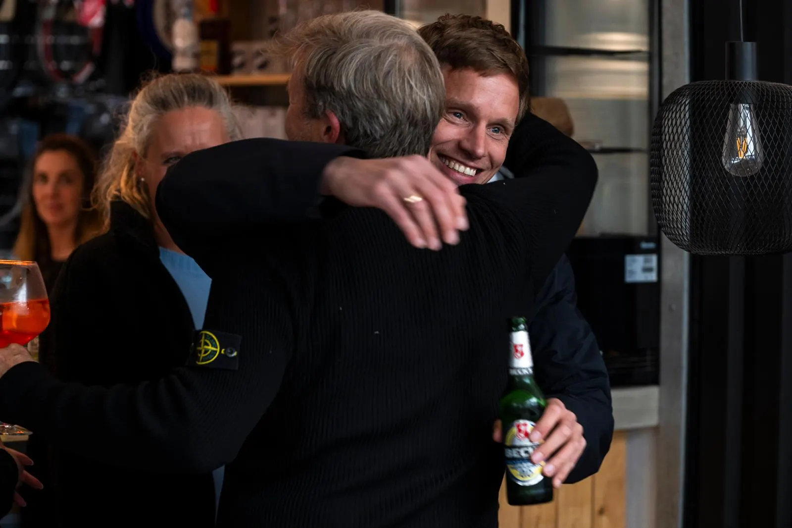 Umarmung und Wiedersehensfreude beim Golf Lounge Sommerfest
