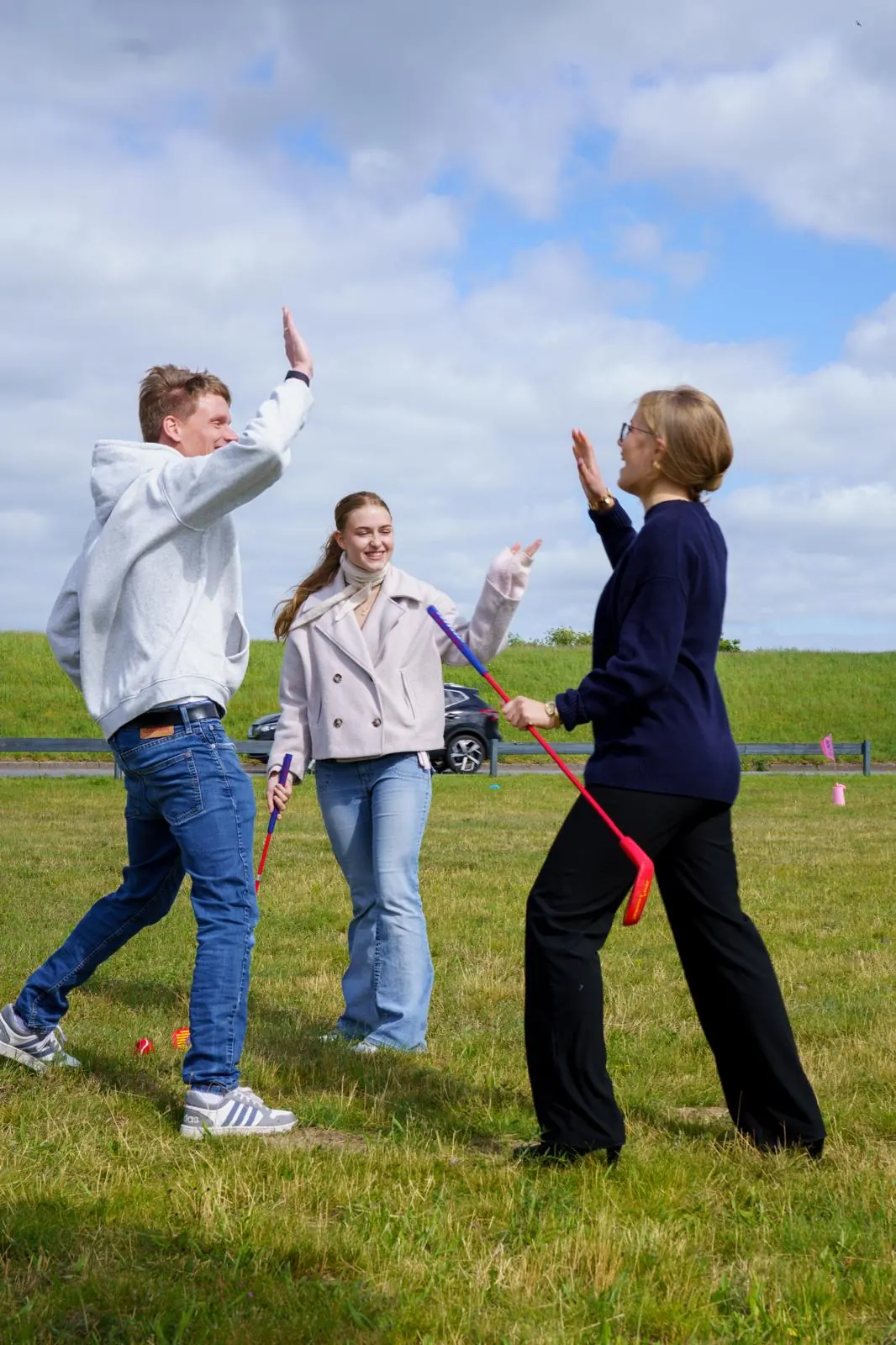 High-Five beim Golfspiel auf der Deichwiese