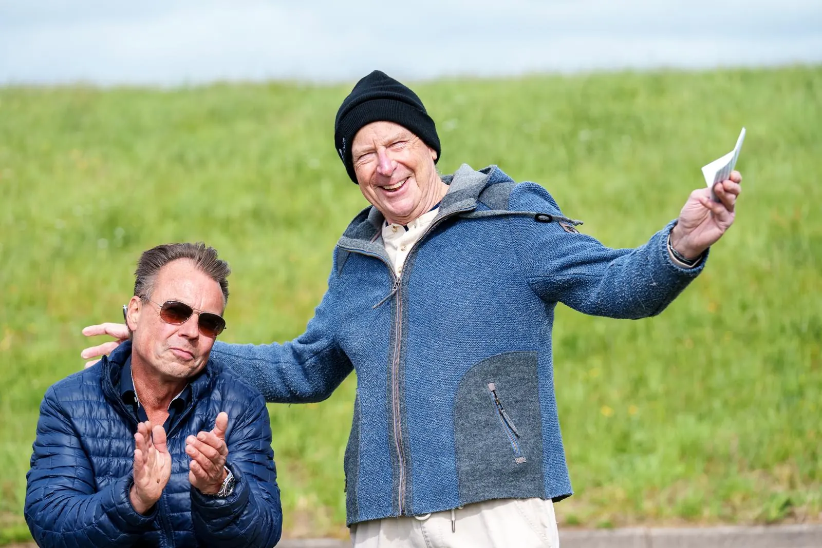 Applaus und Sieger-Pose auf dem Deich an der Dove-Elbe