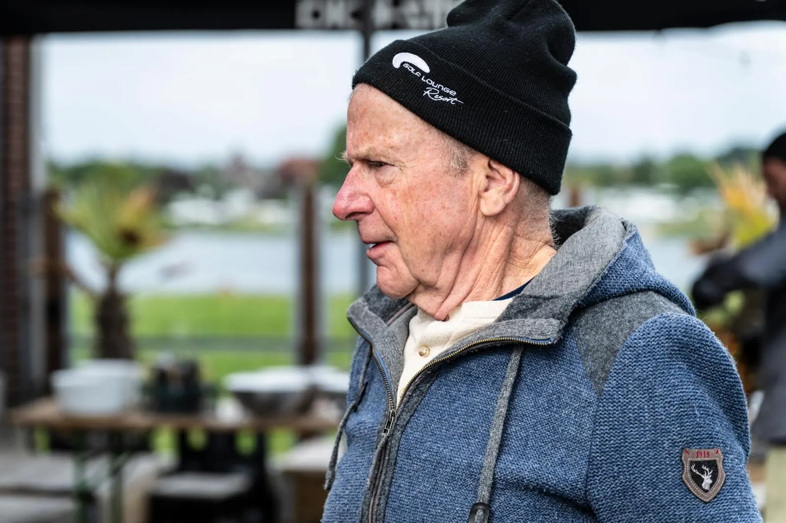 Gast auf der Terrasse der Wassersportstation mit Blick aufs Wasser