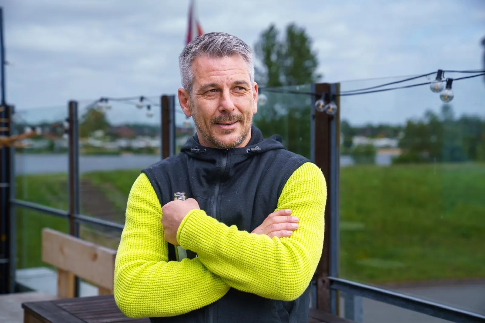 Gast auf der Terrasse mit der Dove-Elbe im Hintergrund