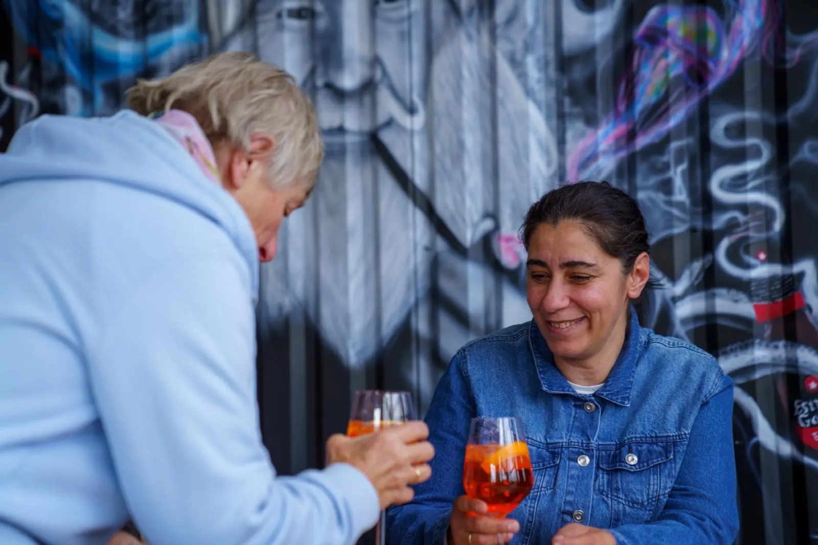 Gäste stoßen mit Aperitif an