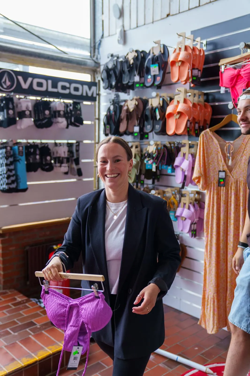 Besucherin mit Fundstück im Shop der Station
