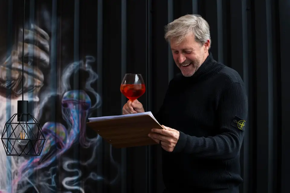 Speech with an aperitif in front of the station’s graffiti wall