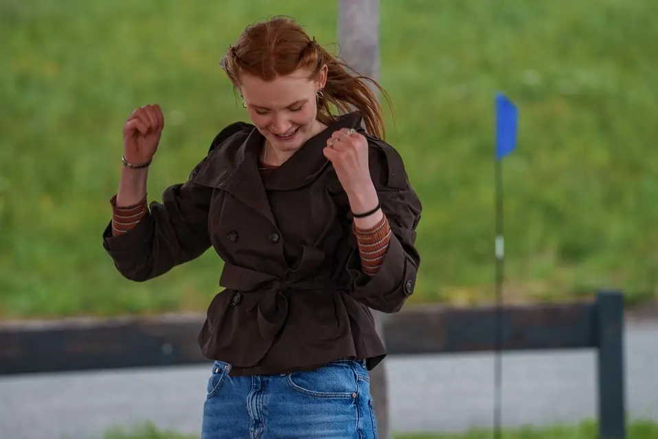 Cheering participant on the dike meadow at the summer party