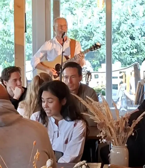 Livemusik vor Publikum in der lichtdurchfluteten Elb-Lodge im Golf Lounge Resort
