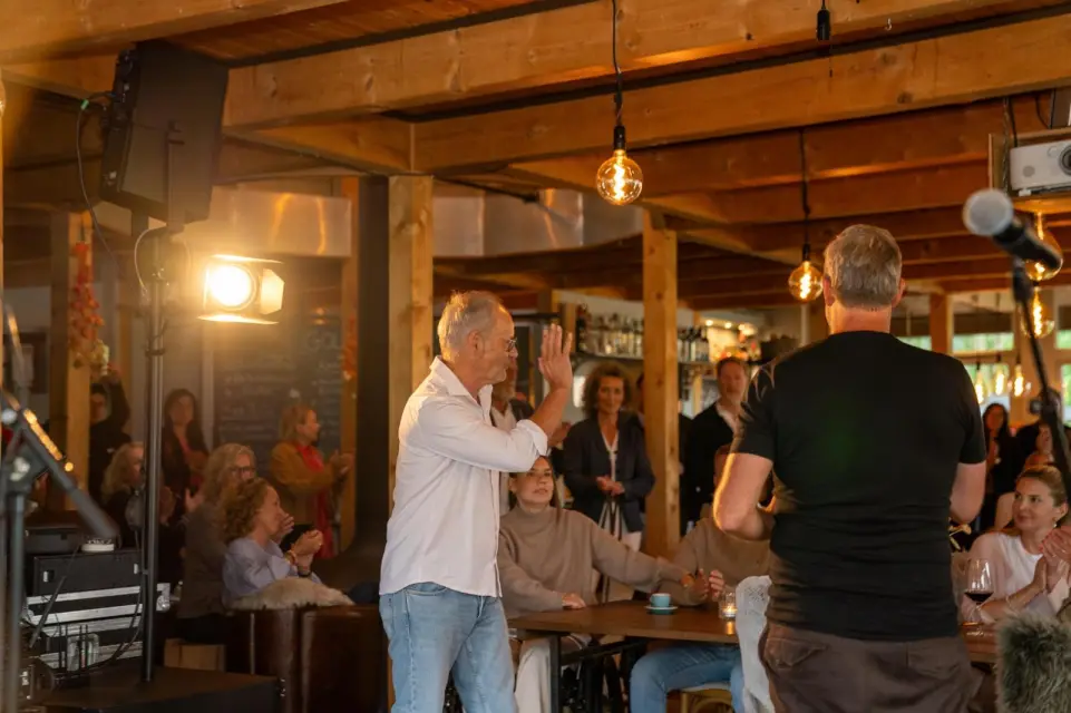 Ausgelassene Stimmung: Musiker begrüßt Gäste zwischen den Tischen der Elb-Lodge