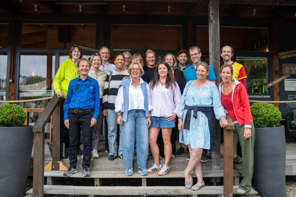 Gruppenfoto der Sportler, Freunde und Unterstützer der Hamburger Olympiabewerbung vor der Elb-Lodge