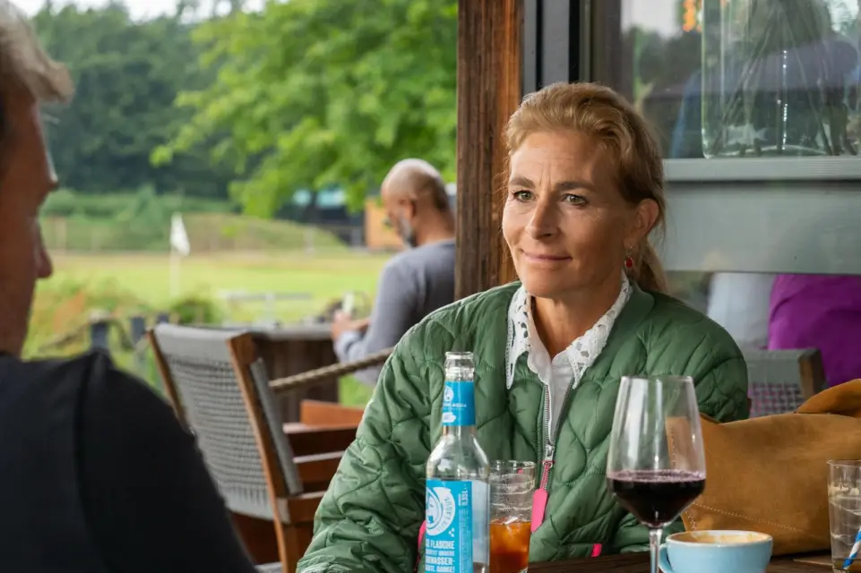 Gäste am Tisch der Elb-Lodge mit Blick auf die Driving Range