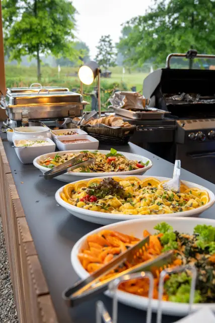 BBQ-Buffet der Elb-Lodge mit Grill, Pasta und frischen Salaten