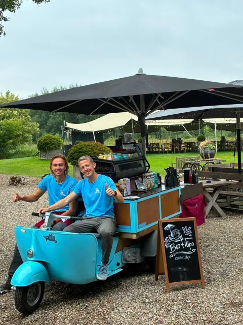 Mobile Kaffeebar auf drei Rädern mit zwei Baristas vor der Elb-Lodge