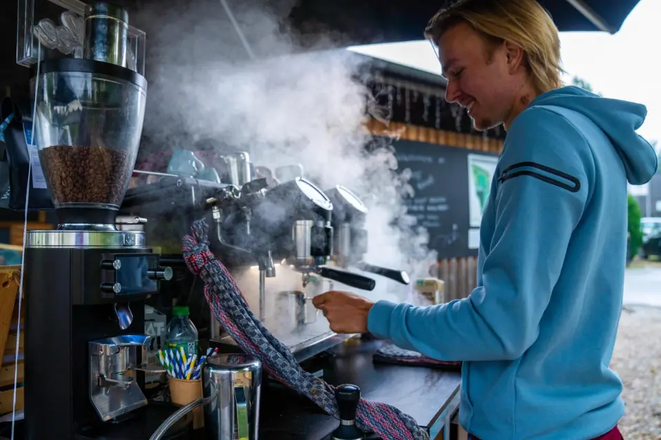 Barista bereitet an der mobilen Kaffeebar frischen Espresso zu