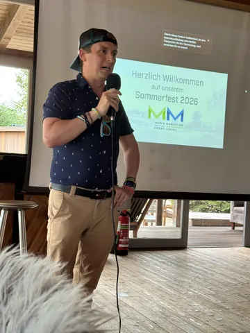 Welcoming the guests at the MediA-marketing André Höring summer party 2026 at the Golf Lounge