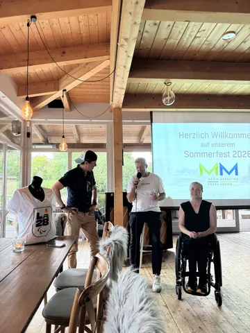 Talk session at the MediA-marketing summer party in the Golf Lounge's wood-panelled event venue