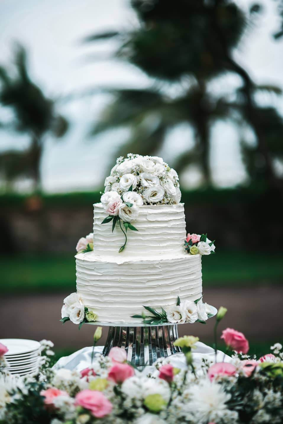 Hochzeitstorte mit floraler Dekoration