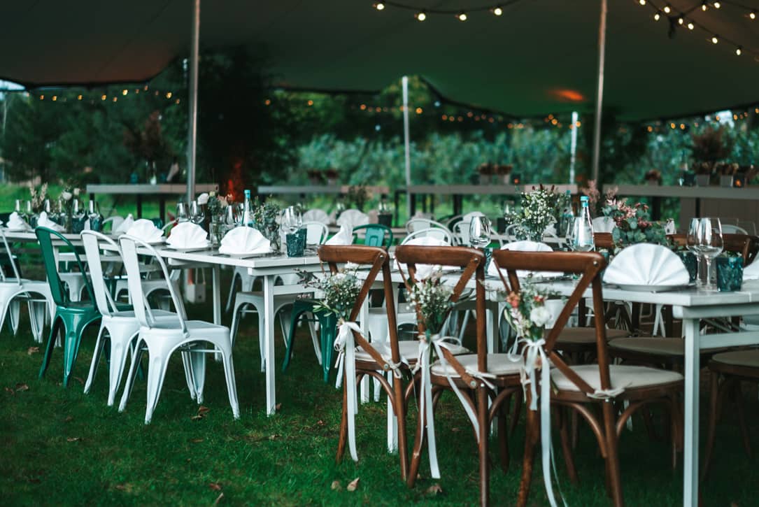 Festlich gedeckte Hochzeitstafel